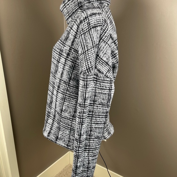 Columbia Black and Gray Plaid Turtleneck Sweater Pre-owned Warm - Picture 5 of 7